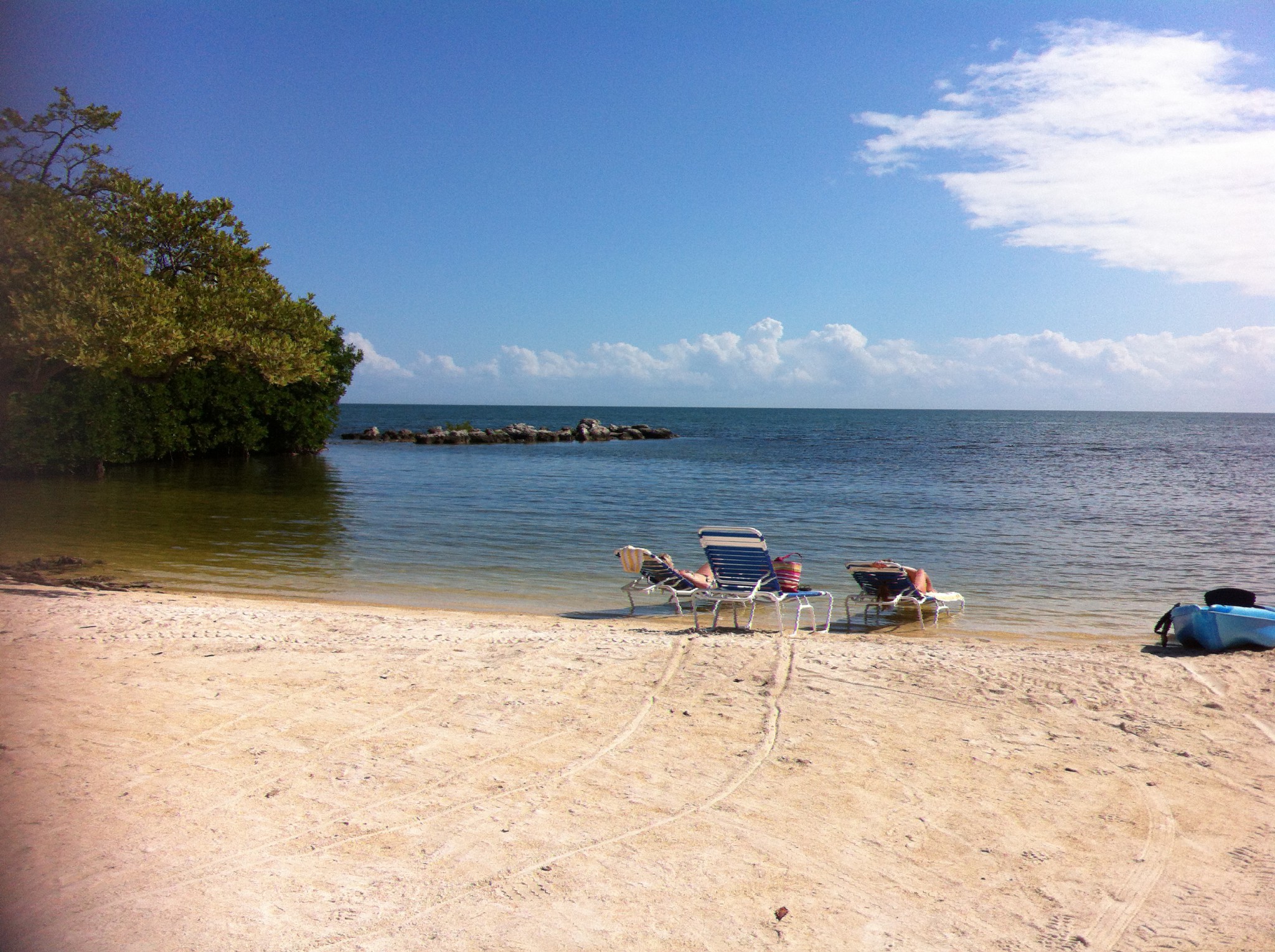 Drive from Miami to Key West: a Tavernier beach Beach of Ocean Point Suites, drive from Miami to Key West