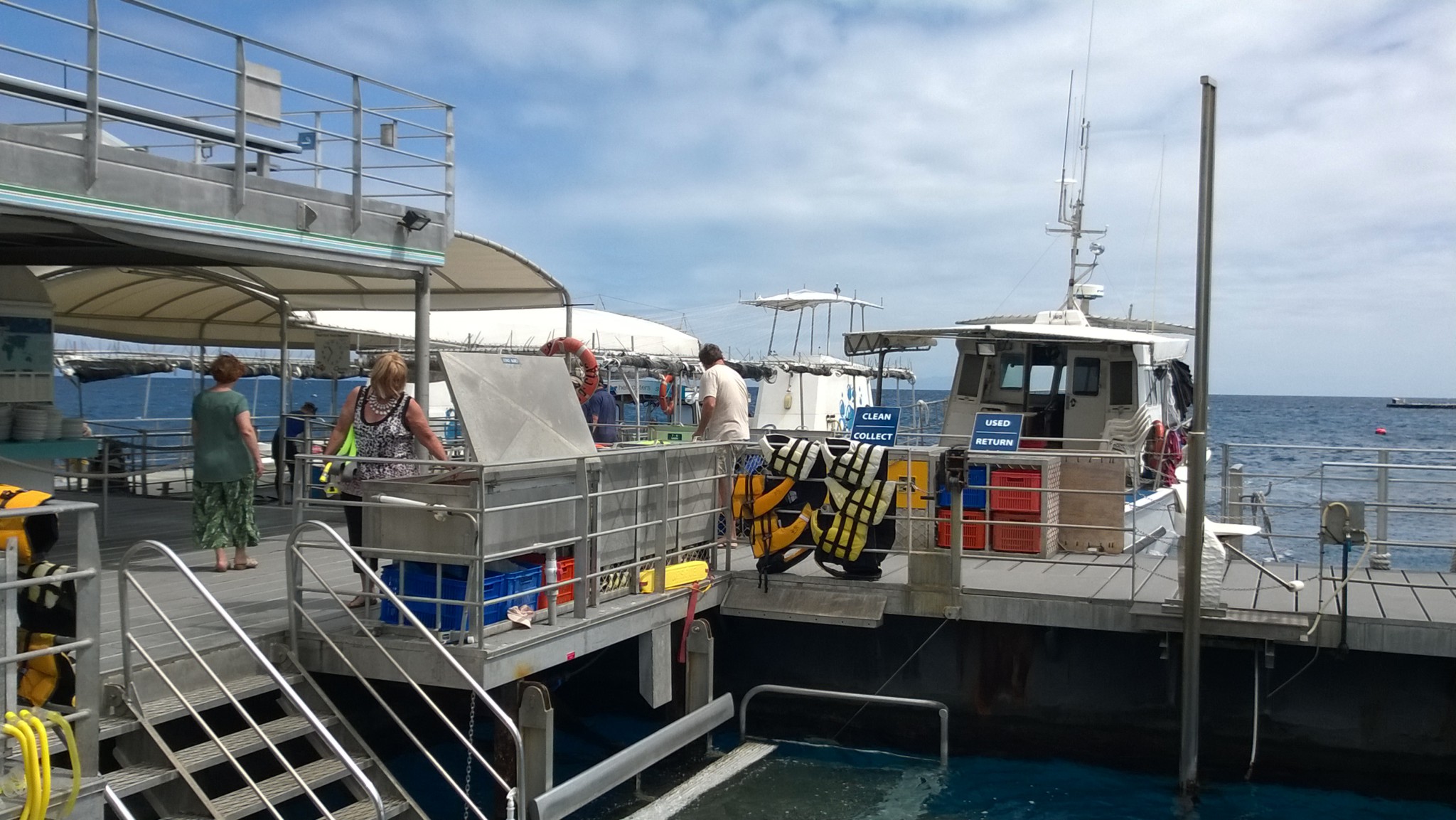 Agincourt Reef pontoon, Great Barrier Reef cruise Agincourt Reef pontoon