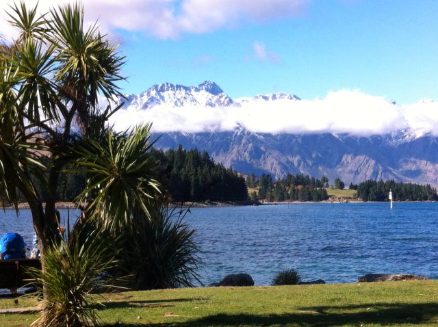 Queenstown walk in photos. Lake Wakatipu