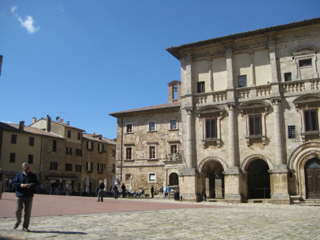 Agriturismo holiday in Tuscany, Pienza Agriturismo holiday in Tuscany Capitoni Pienza plaza