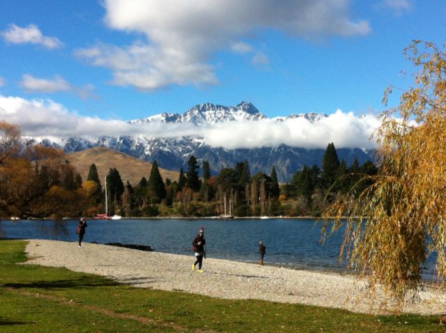 Queenstown walk,Lake Wakatipu Queenstown walk, lakeside park