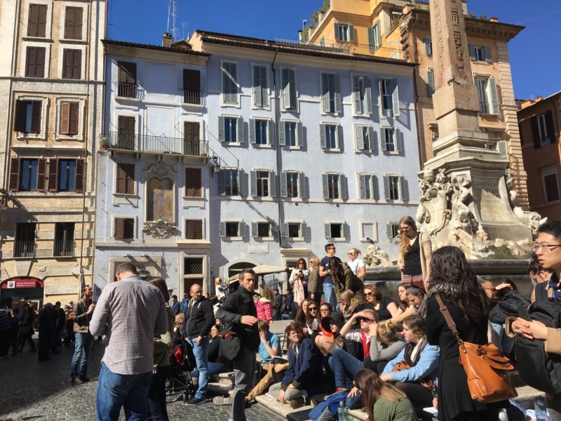 Piazza della Rotonda visitors Top 10 Sights in Rome: Piazza della Rotonda