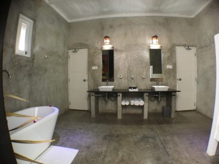 Maalu Maalu bathroom