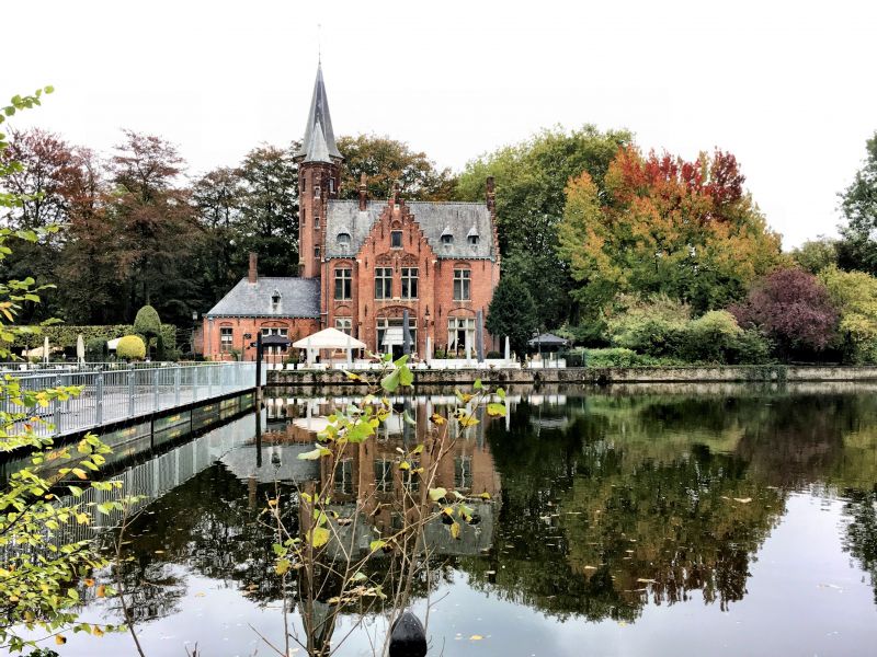 River cruising in Belgium: Kasteel Minnewaterpark, Bruges