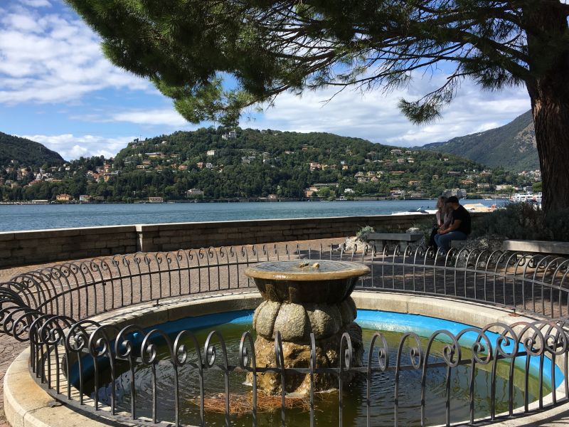 Como fountain and lake