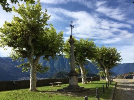 Greenway del Lago di Como church yard view