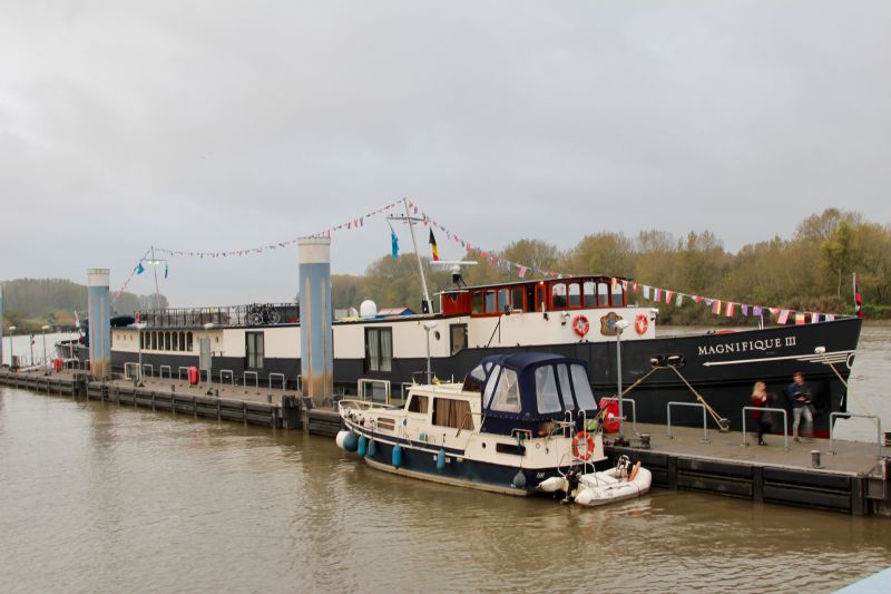 Magnifique III at a lock