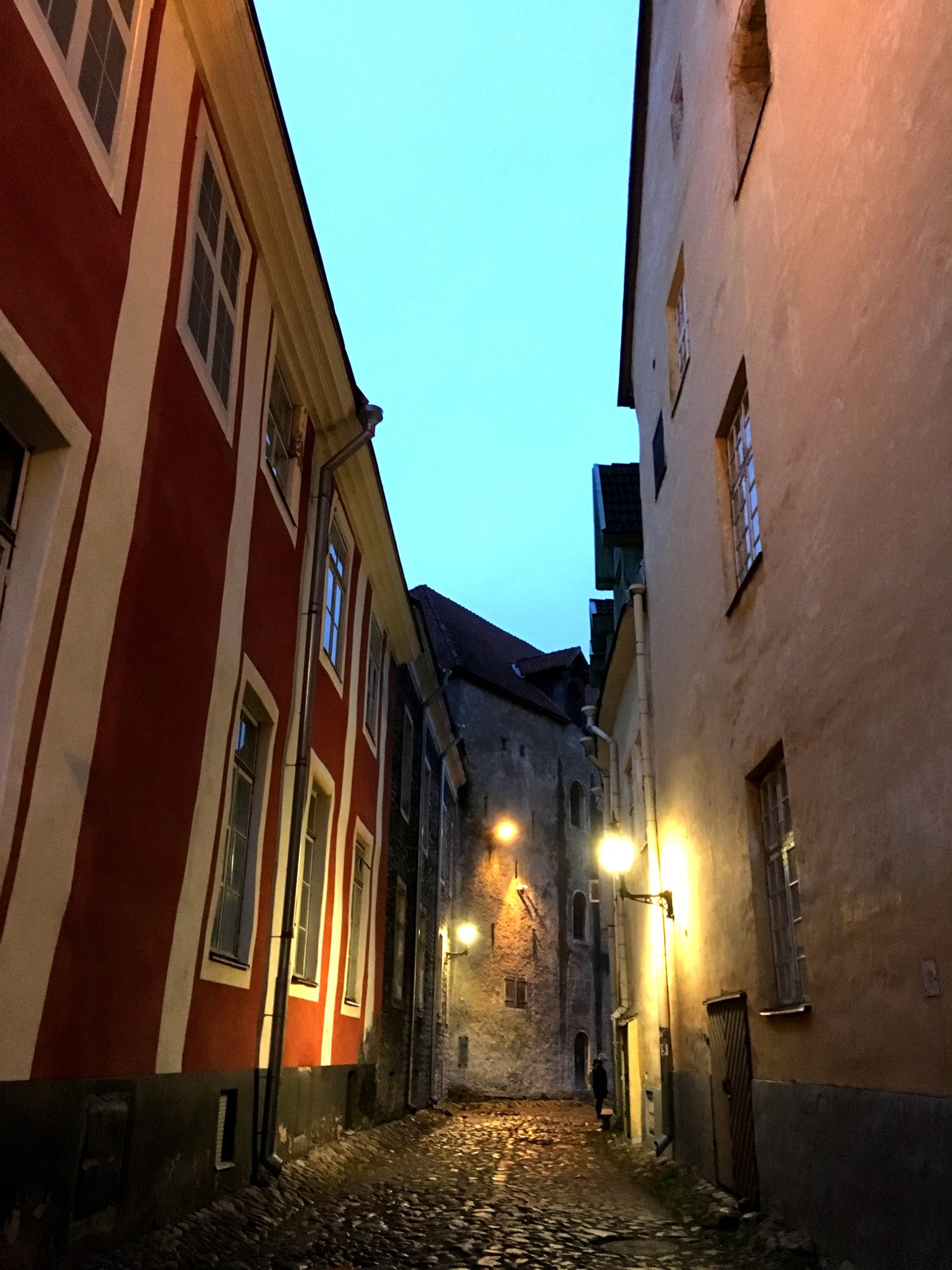 A narrow Tallinn back alley