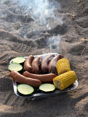 A simple barbecue dinner on Kallvik beach