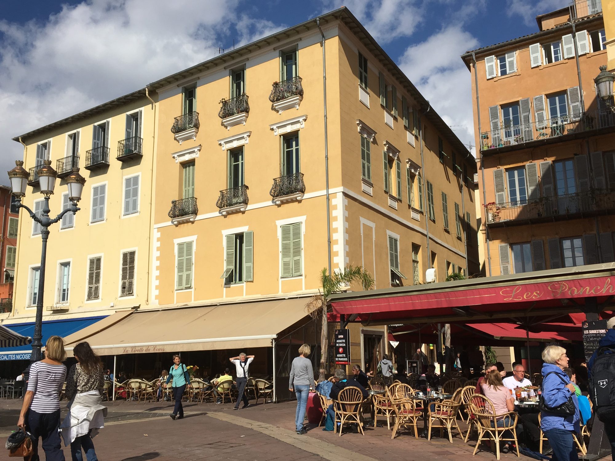 Nice walking itinerary: old town cafes and brasseries What to see in Nice in one day: cafes and brasseries