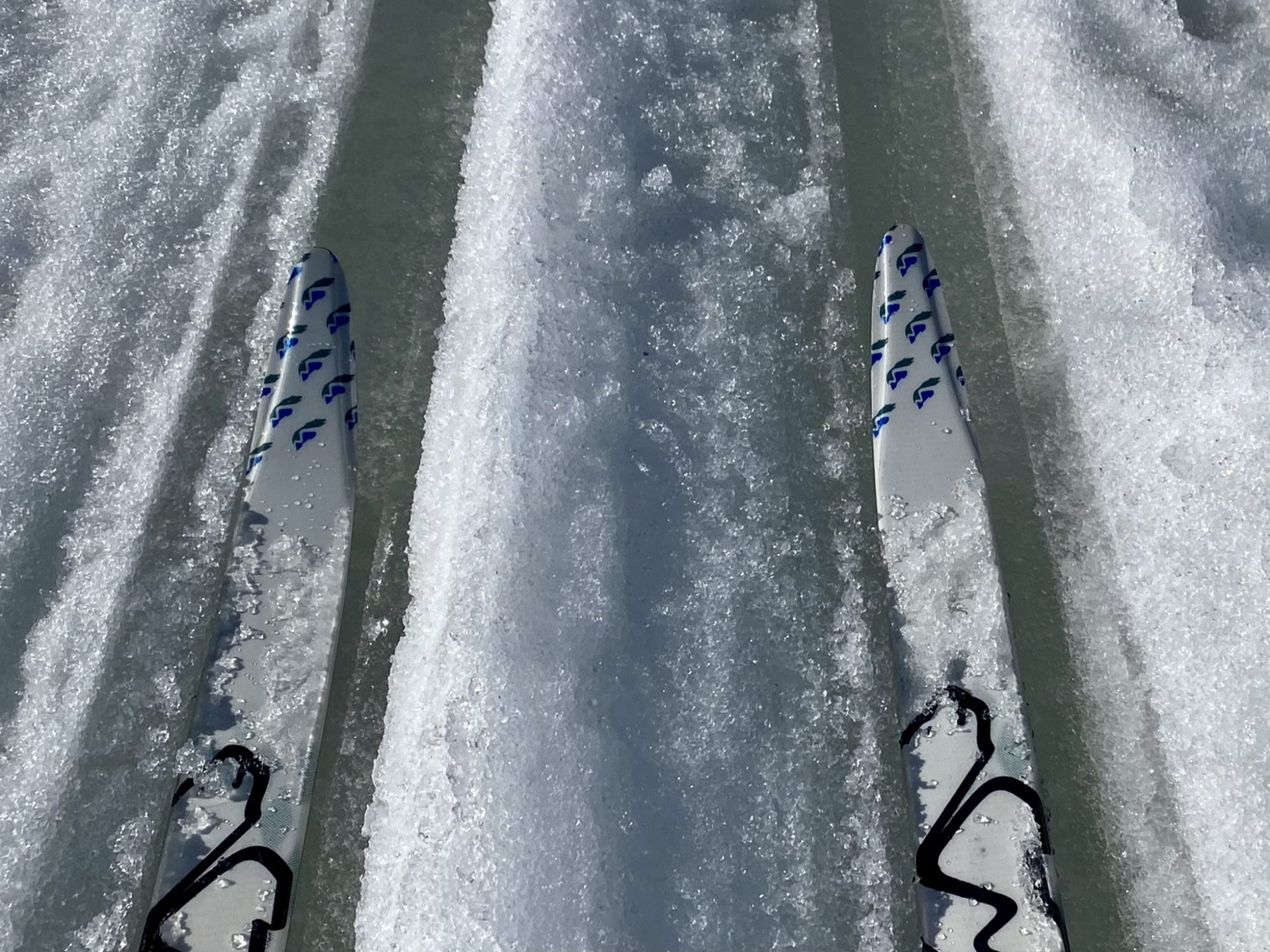 Arctic Lapland spring: skiing on the frozen lake