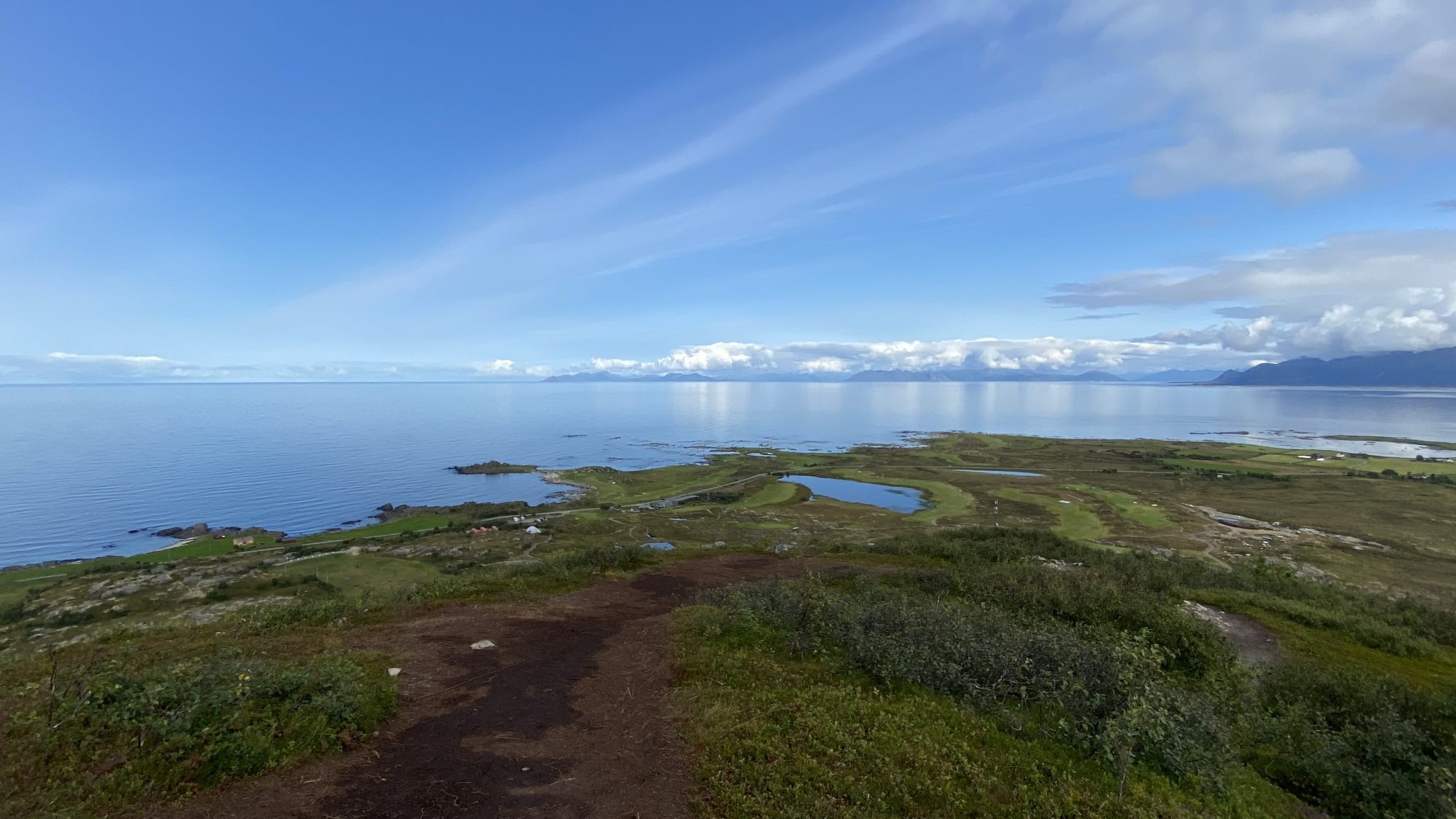 The soft trail of Hoven, Lofoten hikes