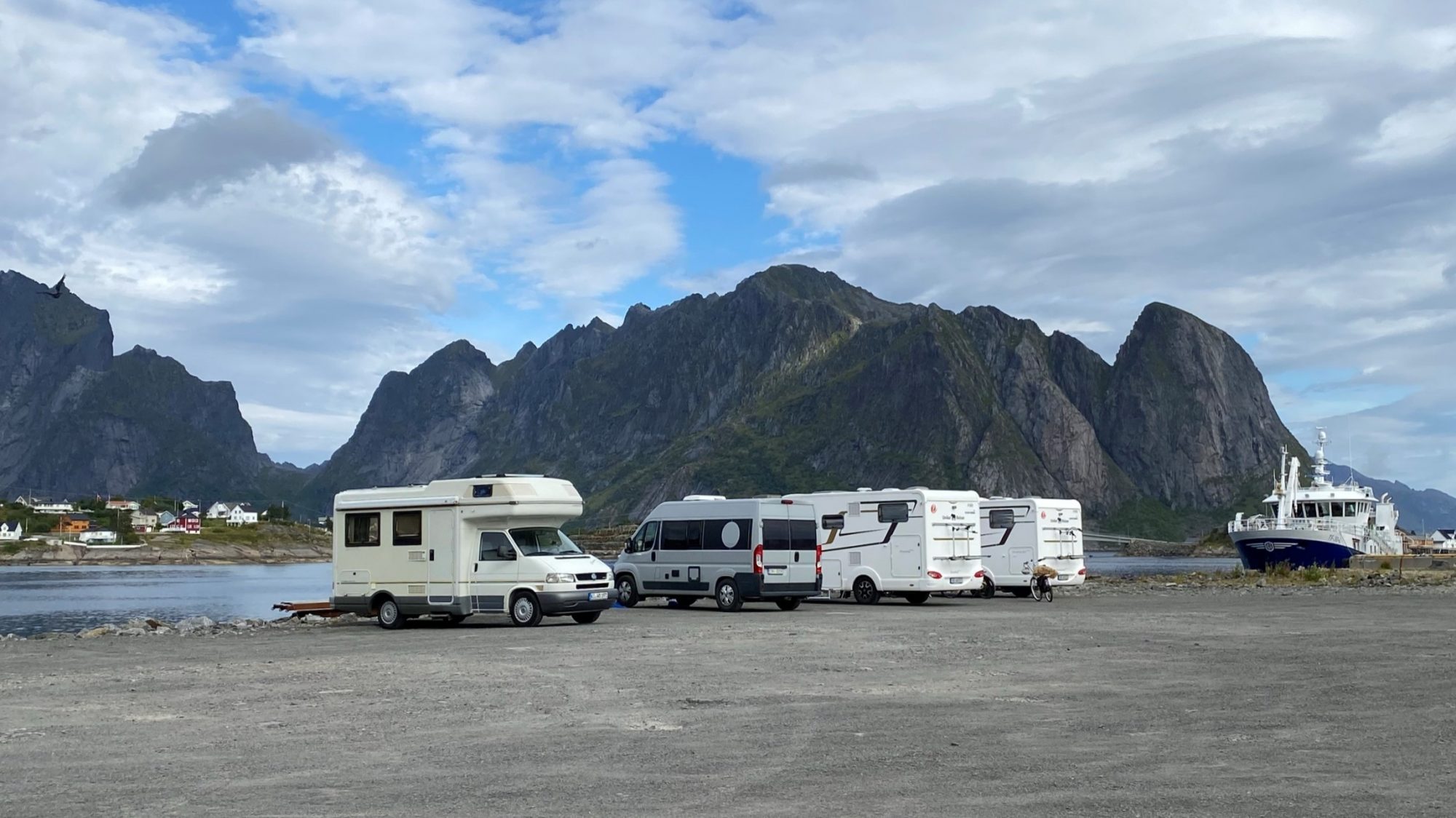 Lofoten hiking: Motorhome parking at Reine outer harbor