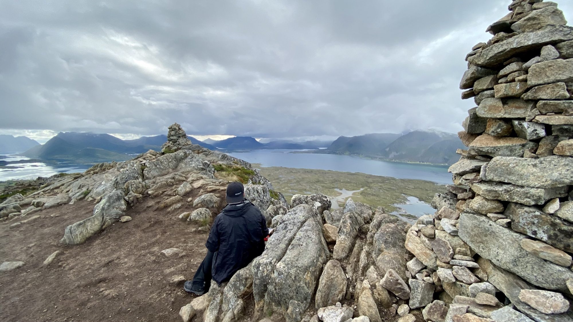 Lofoten hiking: on the summit of Hoven