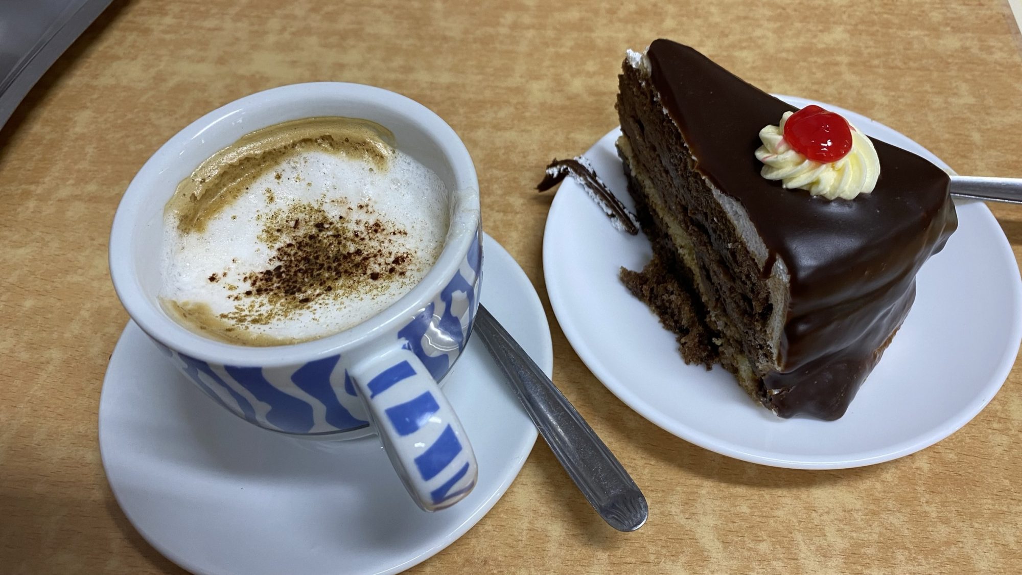 Cappuccino and cake in Vega de San Mateo Cappuccino and cake in Vega de San Mateo