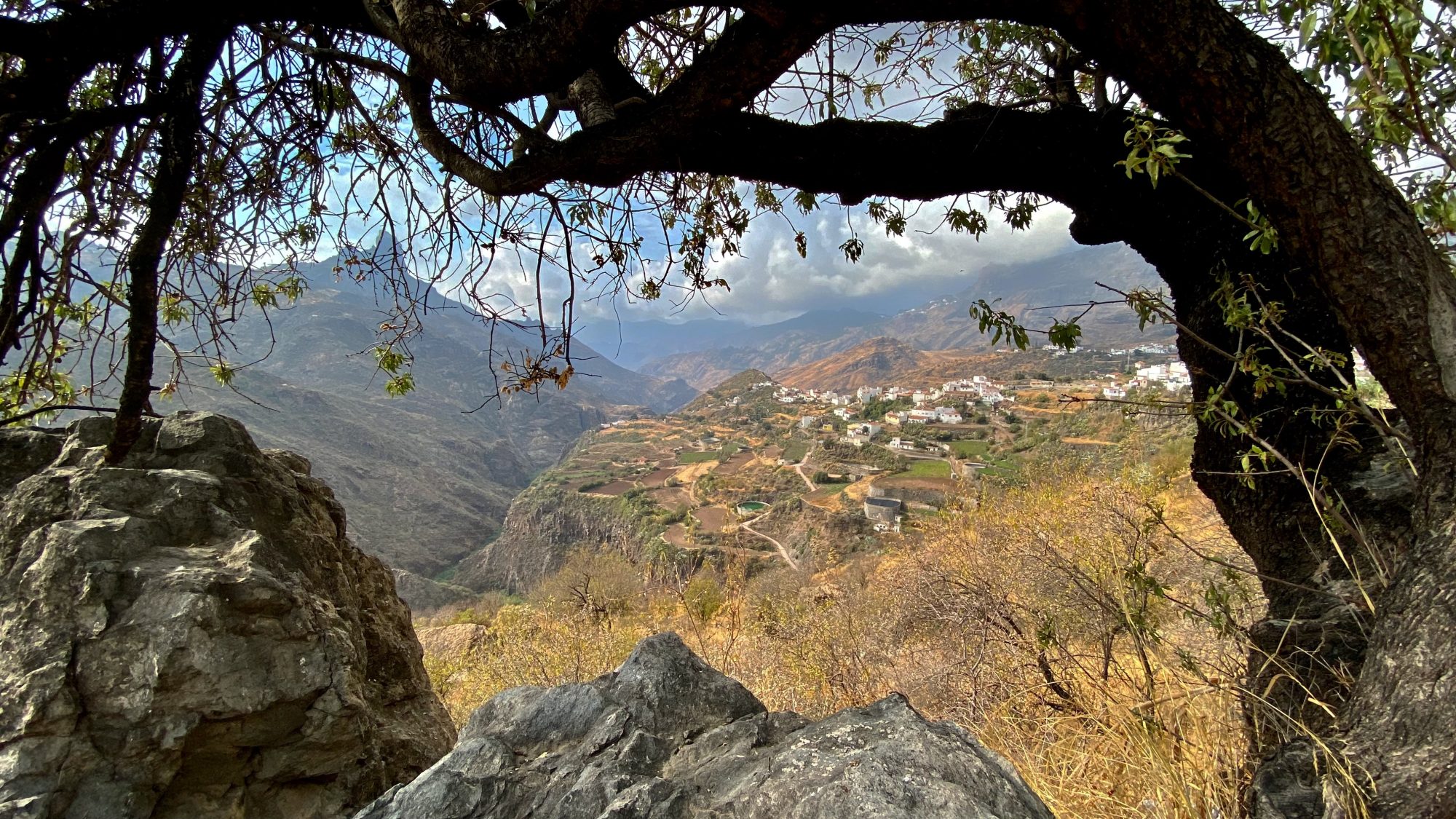 Gran Canaria's highest mountains: the crater of Tejeda Gran Canaria's highest mountains: Barranco de Tejeda