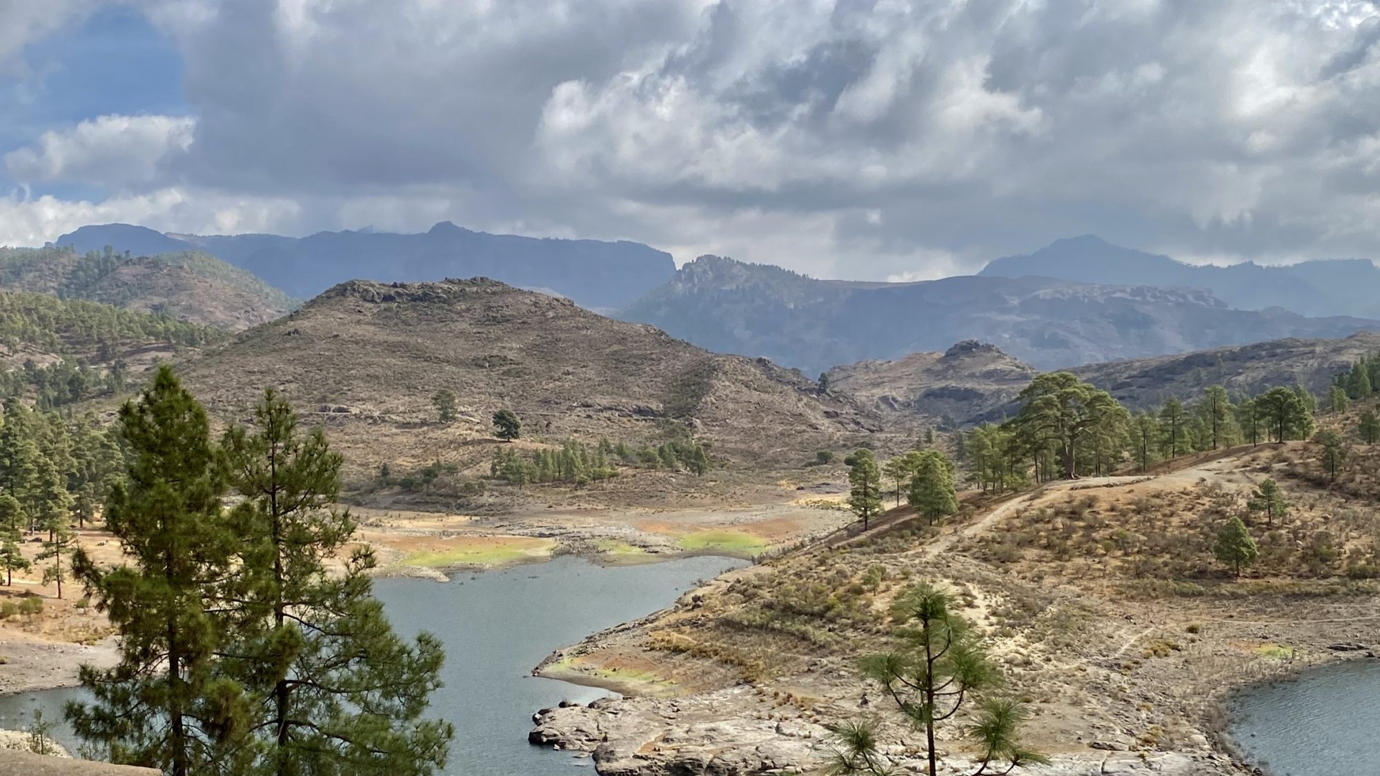 Presa de las Ninas, one of the artificial lakes in Gran Canaria Presa de las Ninas, drive to the highest mountains in Gran Canaria