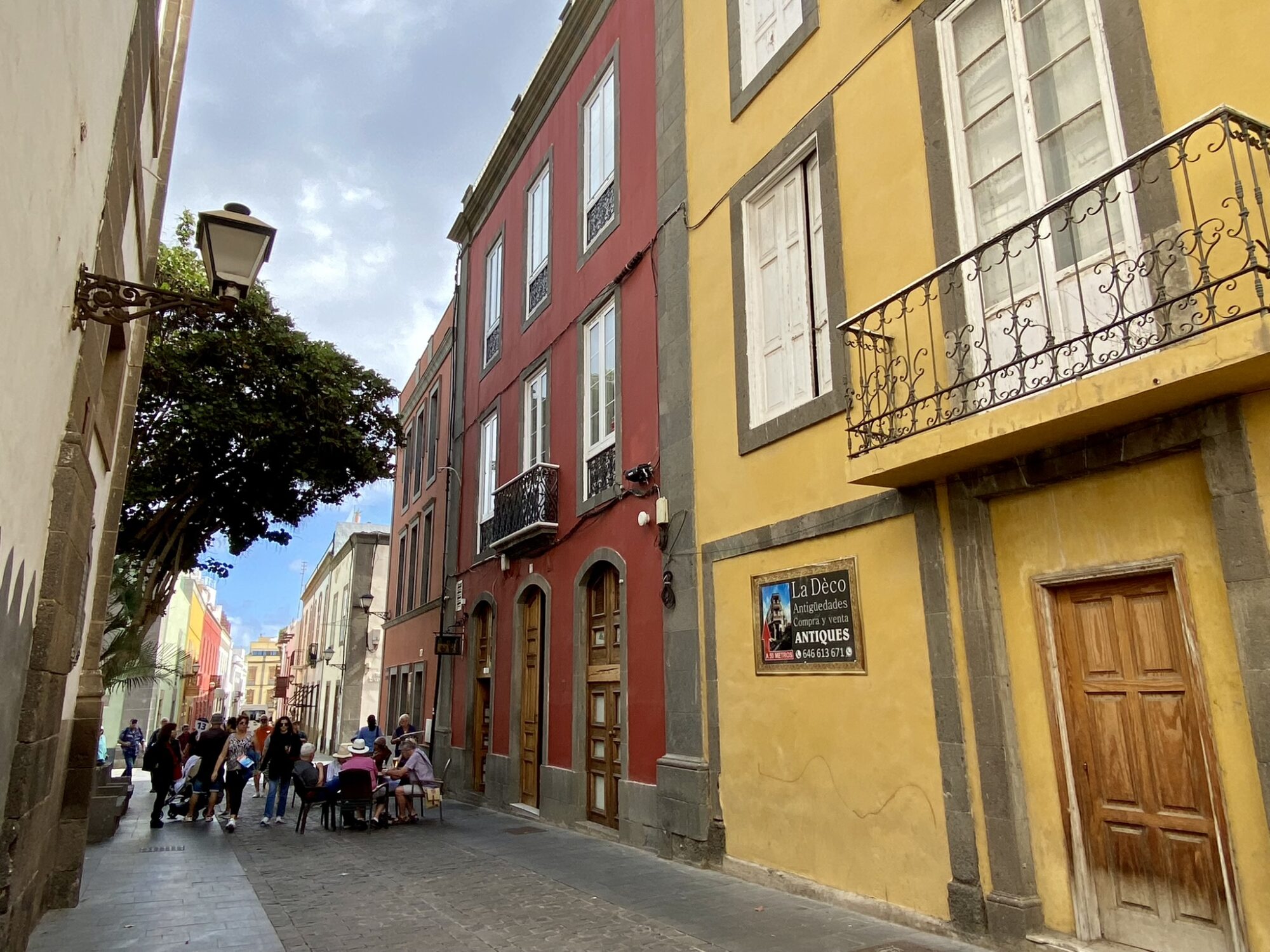 Strolling the old town of Las Palmas Strolling the old town of Las Palmas